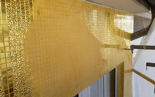 A real eye-catcher: gold mosaic with color-matching grout