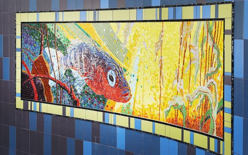 Kunstvolle Glasmosaike an Hollands größter Fischtreppe