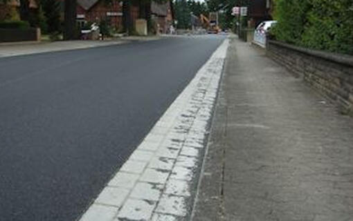 Closing the joint of a gutter laid in concrete