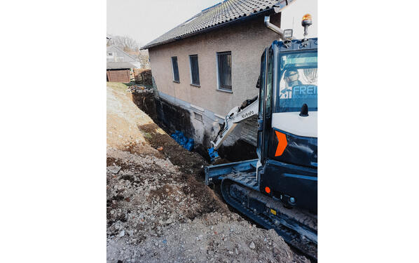 To get to the damp wall, the craftspeople exposed the basement from the outside.