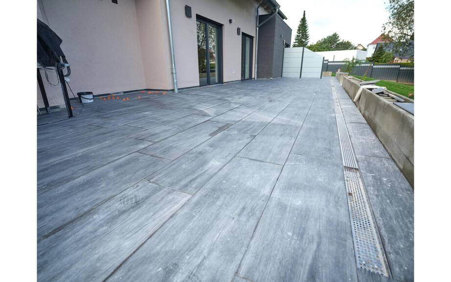 Renovating outdoor comfort areas from the ground up with drainage screed and drainage channels