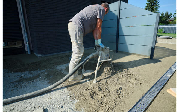 Applying the drainage screed PCI Pavifix DM using pump technology