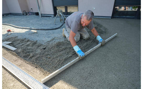 Even installation of the drainage screed PCI Pavifix DM